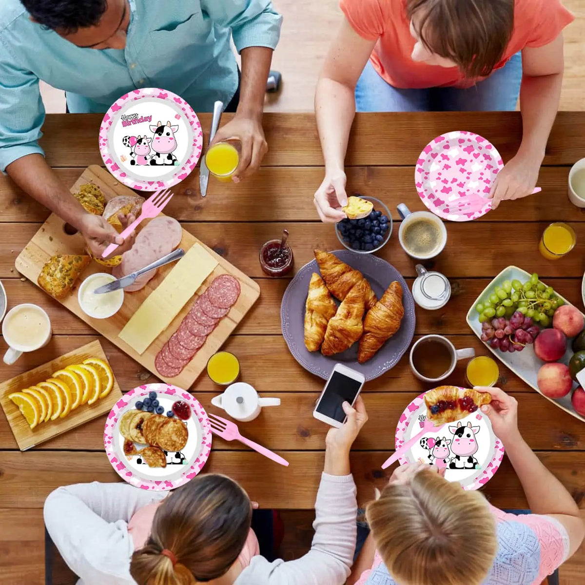 assiettes jetables vache rose anniversaire coeurs happy birthday serviettes fourchettes gobelets guirlande thème vache