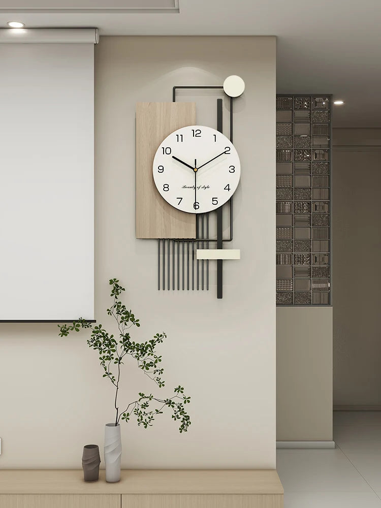 Horloge murale verticale bois abstraite dans un intérieur contemporain