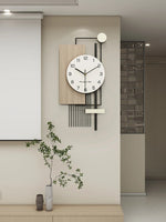 Horloge murale verticale bois abstraite dans un intérieur contemporain