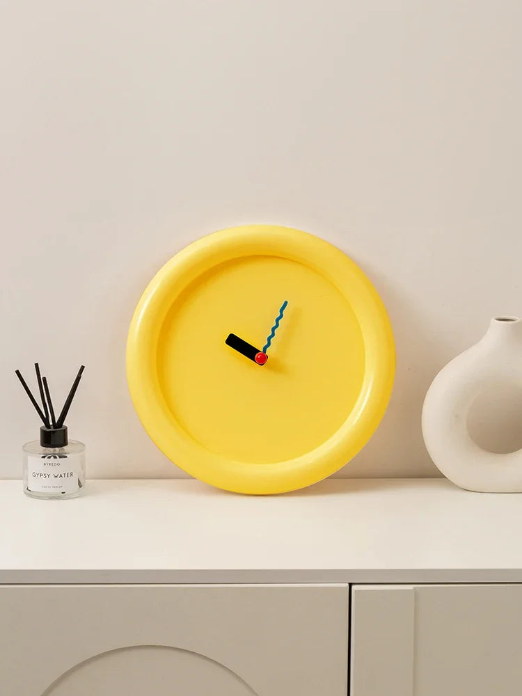 horloge murale moderne miniaiguilles couleurs jaune rouge bleu rond simple