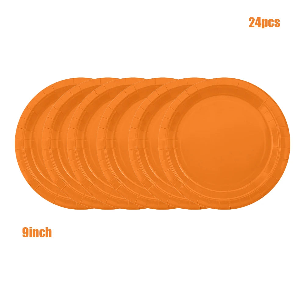 assiettes papier orange serviettes gobelets nappe table moderne événement anniversaire mariage baptême