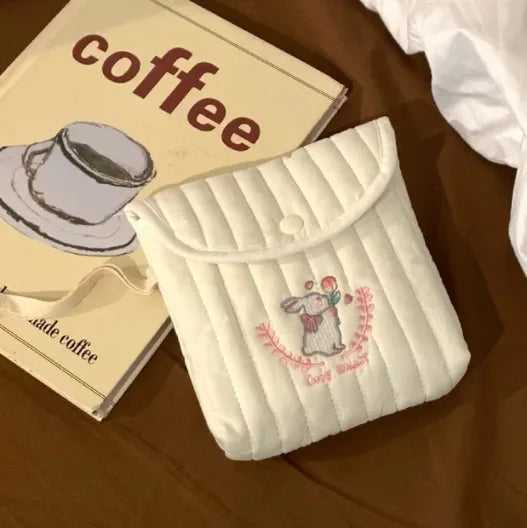 sac kawaii brodé protège slip hygiénique quilting bébé mignon porte protections blanc crème