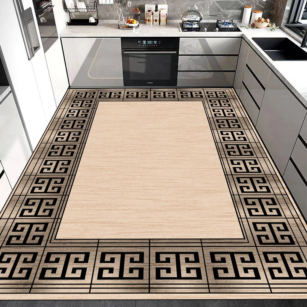 Un sol en carrelage beige avec une bordure décorative noire et blanche apporte une touche de style grec à cette cuisine moderne et élégante.