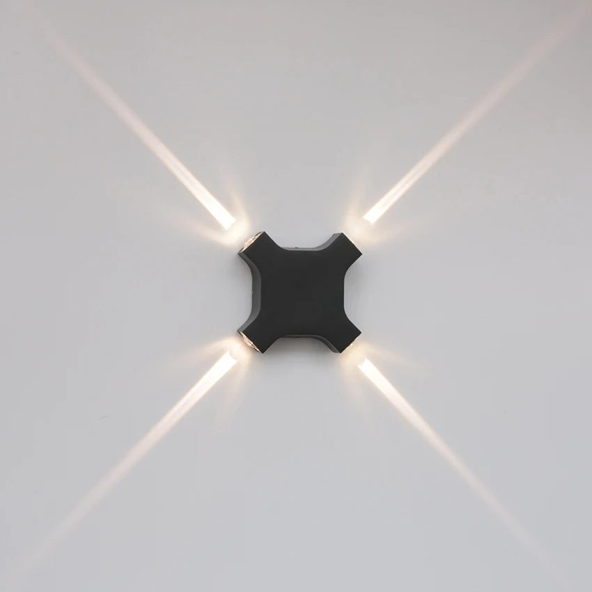 Détail de l'applique murale LED avec éclairage sur 4 côtés et finition aluminium