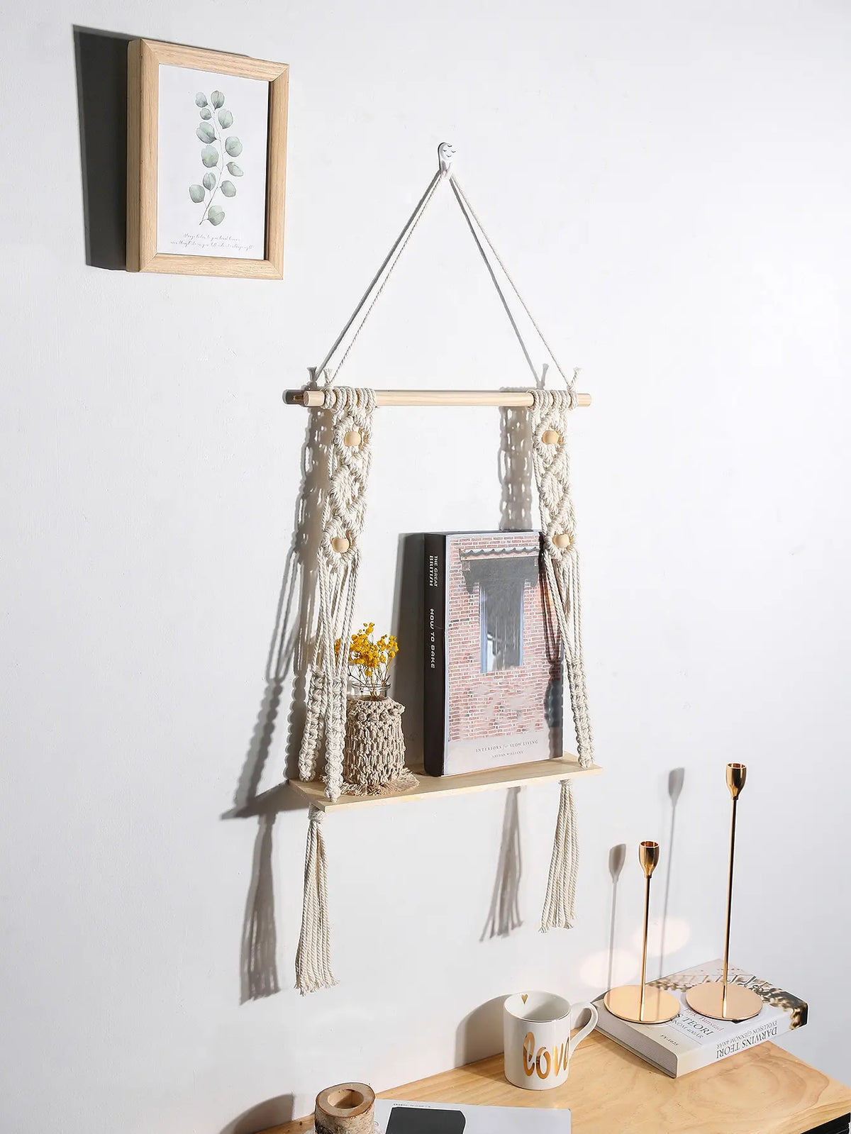Étagère murale flottante dans une salle de bain avec décoration boho