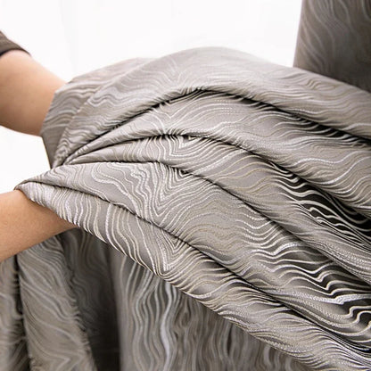 Tissu gris élégant avec motif de vagues, idéal pour créations textiles sophistiquées. Usage polyvalent pour décoration d'intérieur, habillement ou accessoires. Design raffiné apportant une touche moderne à tout projet.