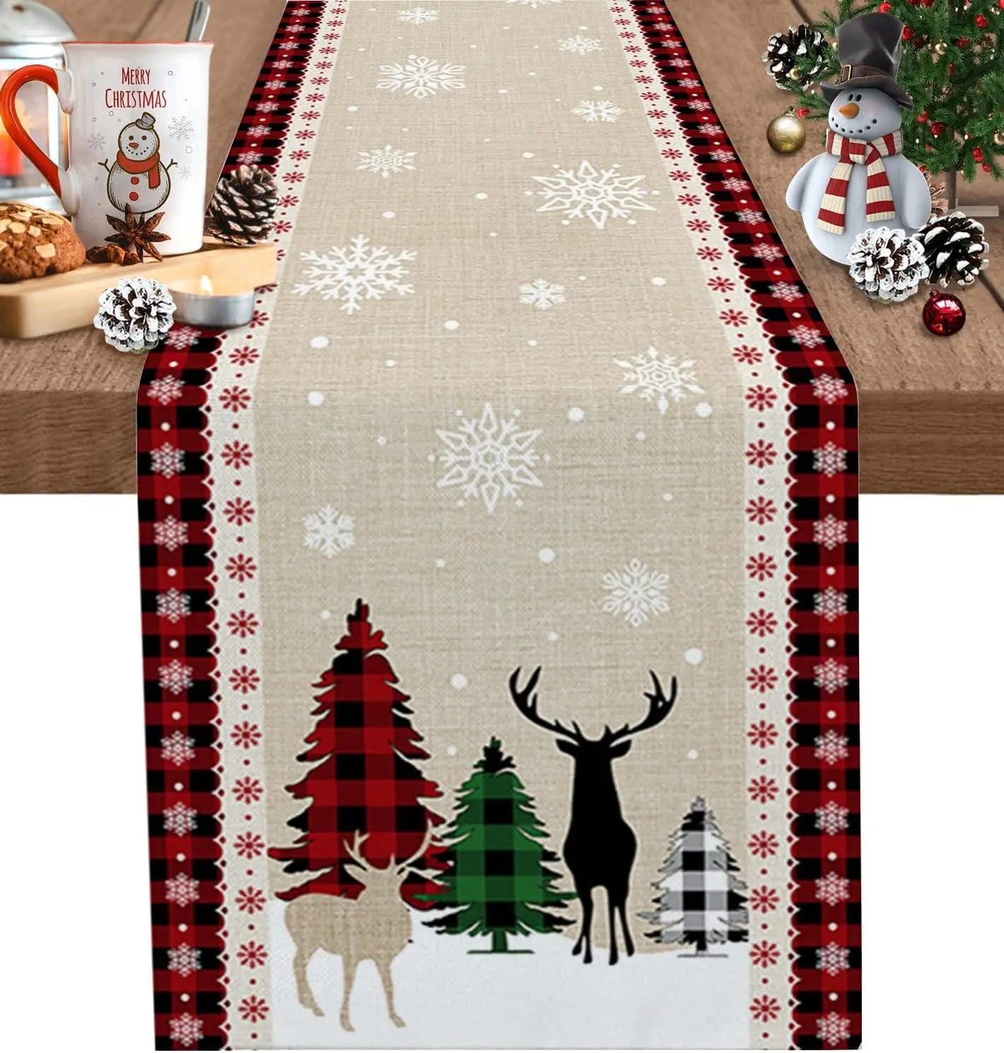 Chemin de table de Noël orné de motifs de flocons de neige, d'arbres de Noël et de cerfs sur un fond beige.