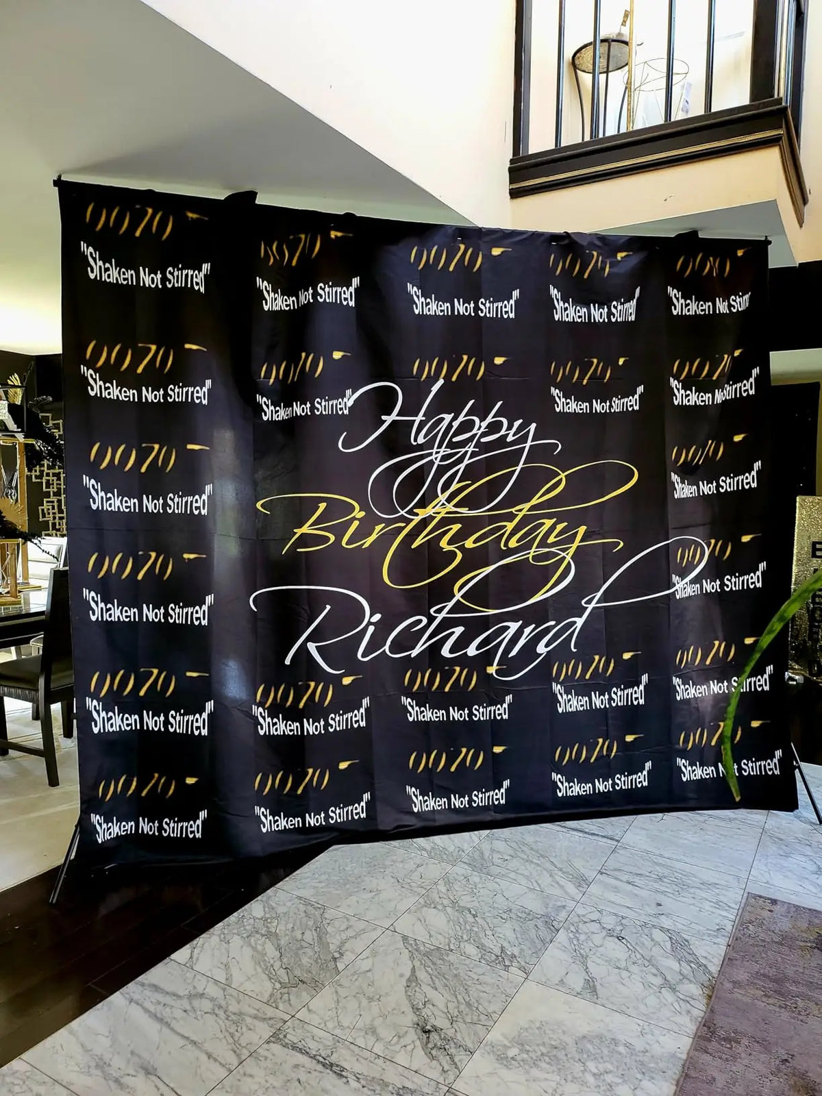 toile fond personnalisable mariage anniversaire moderne lettres blanches guirlande lumineuse doré đen trắng