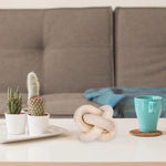 table basse décorative sculpture nœud celtique bois clair moderne minimaliste 15cm plante livres tasse