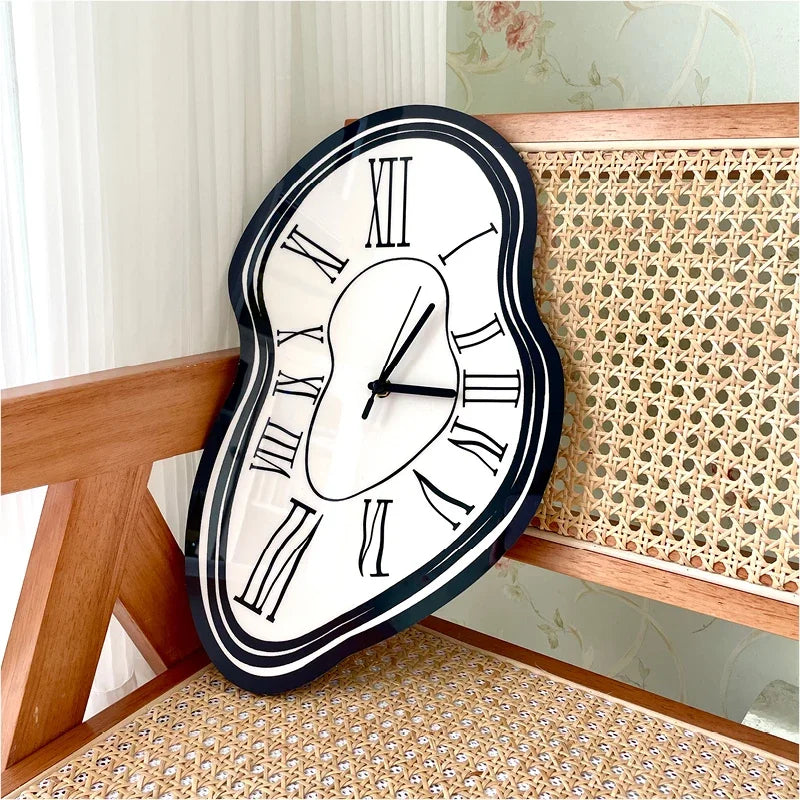 horloge murale moderne ovale incurvée numéros romains noir fond blanc quartz salon