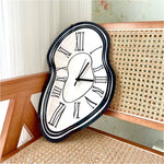 horloge murale moderne ovale incurvée numéros romains noir fond blanc quartz salon