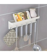 étagère murale moderne crochets noir blanche matrangements cuisine objets variés