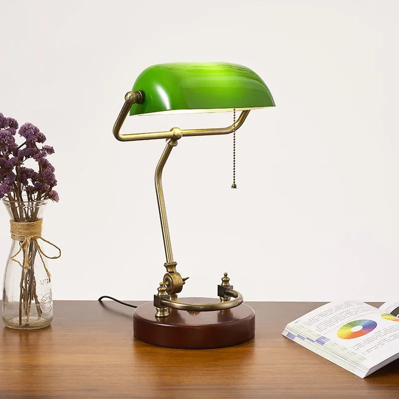 lampe vintage bois abat jour vert texture lisse opacité fixations anciennes chambre étude
