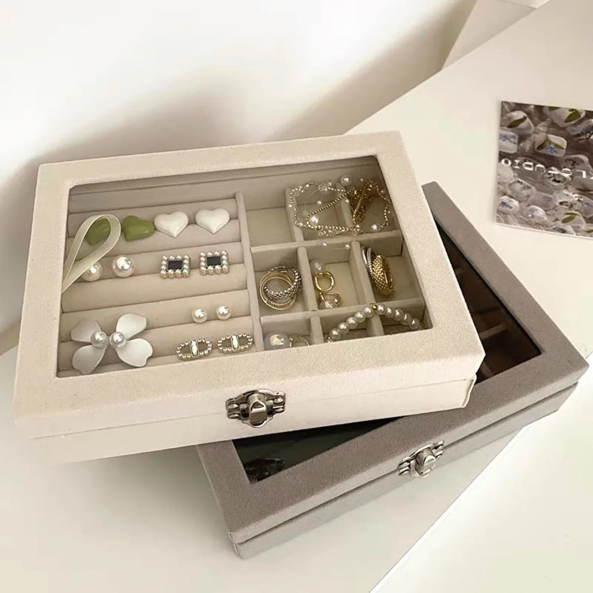 boîte bijoux velours gris clair moderne plaques velours rangement colliers bagues boucles d'oreilles cadenas