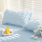 protège matelas bleu clair quilté moderne oreiller tasse jouet lapin