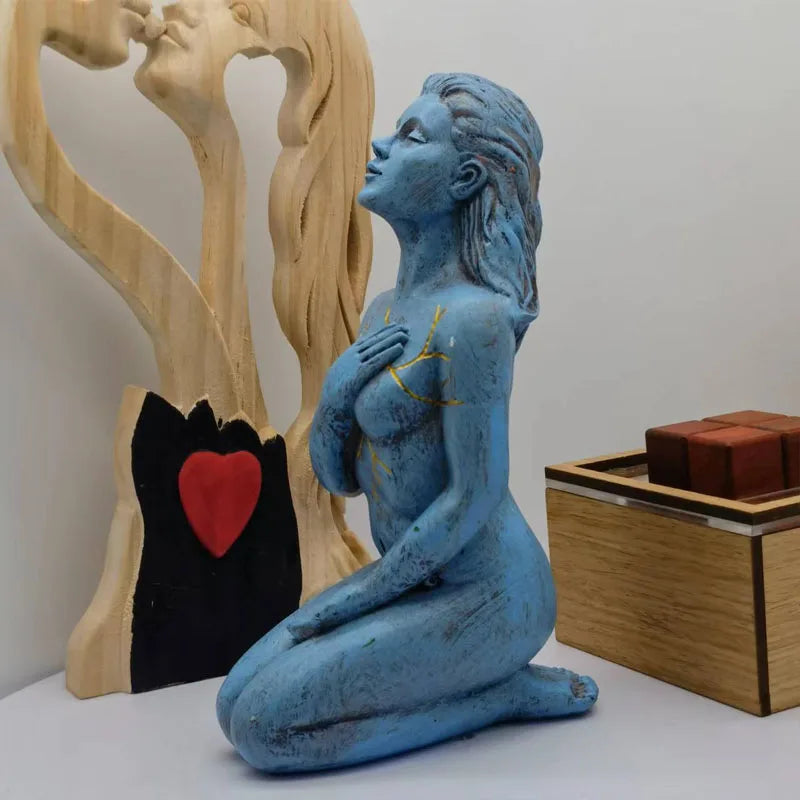 statue sculpturale résine bleue dorée cœur bois décor artistique méditation espace zen chambre