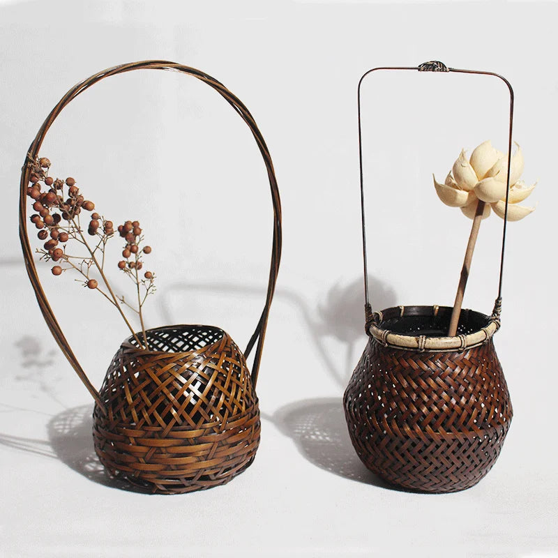 panier osier tressé artisanal vintage rustique marron clair fleur blanche branches séchées baies marron