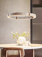 suspension lumineuse moderne fer blanc texture pierre minimaliste chaînes métalliques
