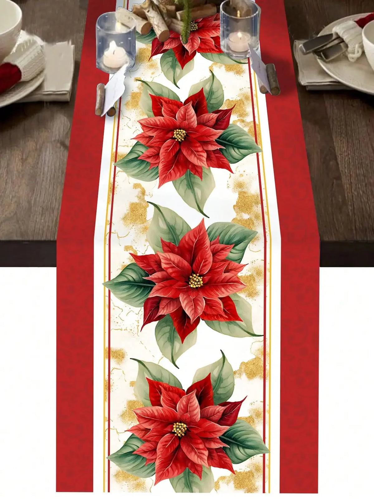 Une magnifique table de fête décorée de jolies fleurs de poinsettia rouges éclatantes sur un chemin de table blanc et doré.