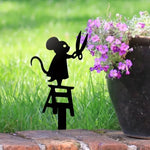 Sculpture métal souris dans un jardin décoratif avec plantes