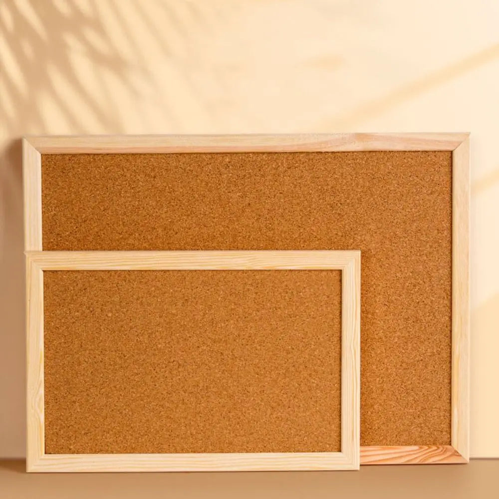 panneau affichage liège cadre bois couleur beige claire minimaliste décoratif trou accroche photo note