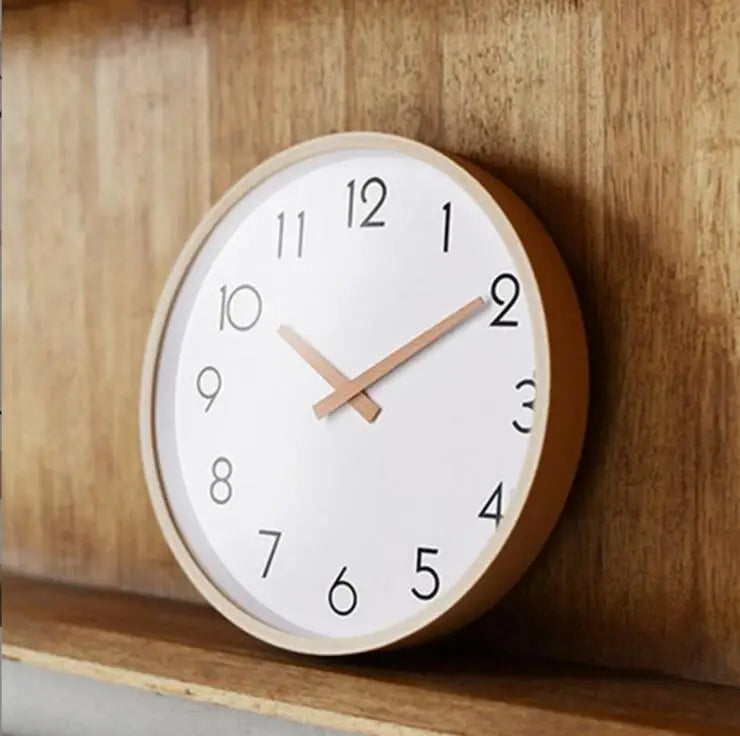 horloge murale blanche minimaliste moderne cadran boisé chiffres noirs salon chambre coucher