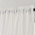 Des rideaux blancs de haute qualité, utilisés comme traitement de fenêtre, ajoutant élégance et légèreté à n'importe quelle pièce. Ces rideaux offrent une intimité optimale tout en laissant entrer une lumière douce et naturelle.