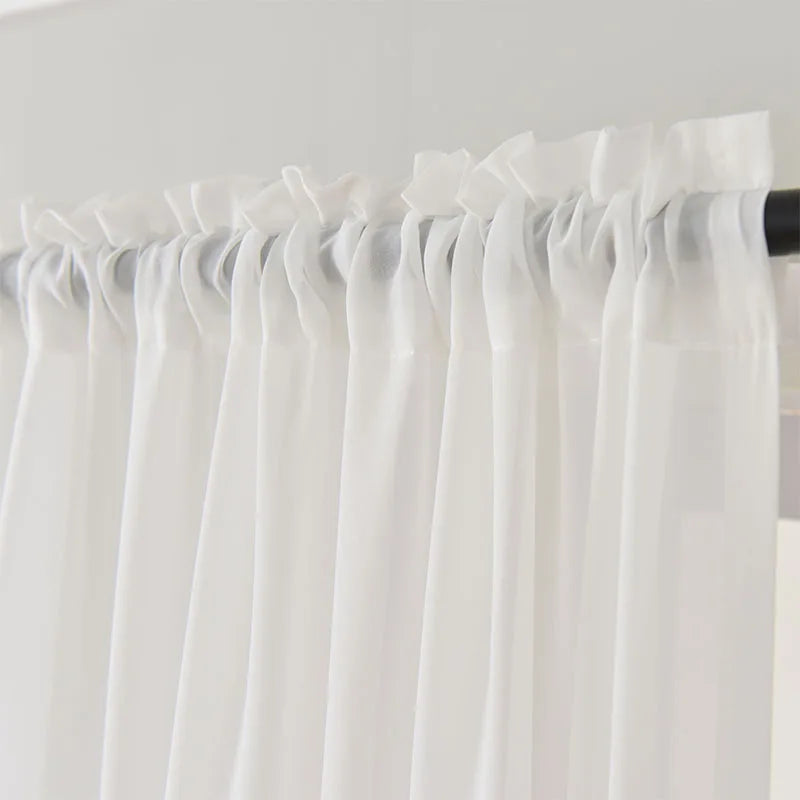 Des rideaux blancs de haute qualité, utilisés comme traitement de fenêtre, ajoutant élégance et légèreté à n'importe quelle pièce. Ces rideaux offrent une intimité optimale tout en laissant entrer une lumière douce et naturelle.