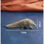 ornement métallique statuette pangolin doré émaillé écailles animalier décoration maison