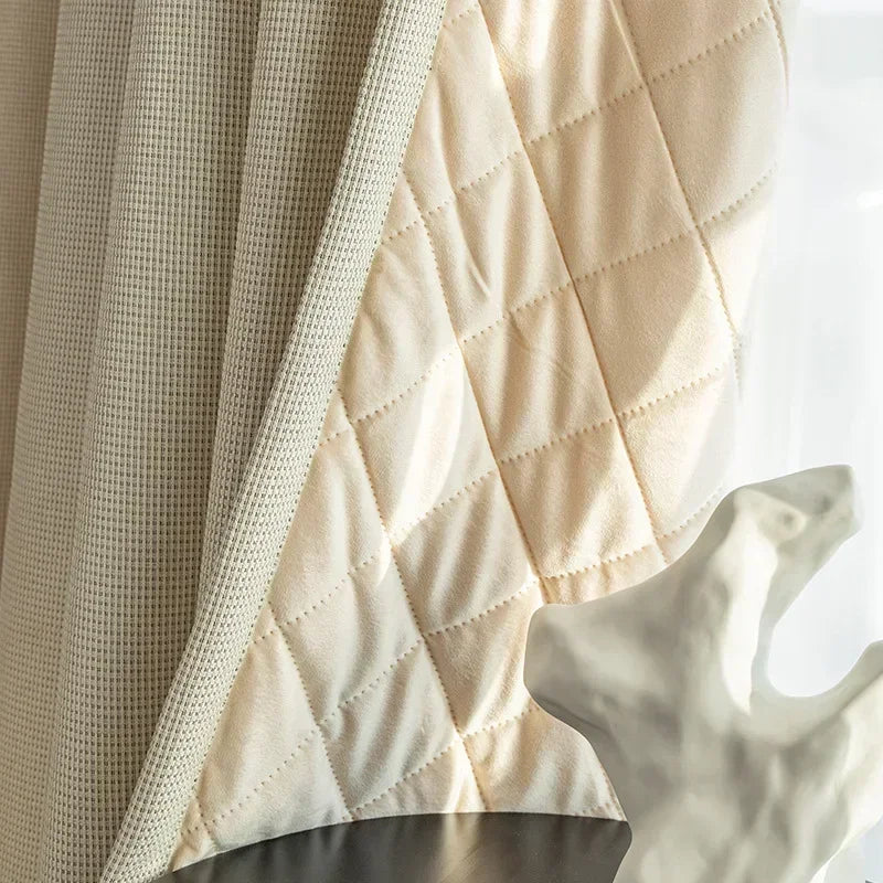 Rideau isolant thermique beige avec motifs géométriques, idéal pour améliorer l'efficacité énergétique de votre maison. Conçu pour s'intégrer parfaitement dans tout type de décoration intérieure, ce rideau moderne offre à la fois élégance et fonctionnalités avancées pour un confort optimal.