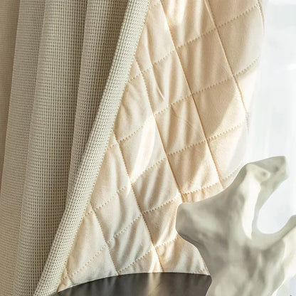Rideau isolant thermique beige avec motifs géométriques, idéal pour améliorer l'efficacité énergétique de votre maison. Conçu pour s'intégrer parfaitement dans tout type de décoration intérieure, ce rideau moderne offre à la fois élégance et fonctionnalités avancées pour un confort optimal.