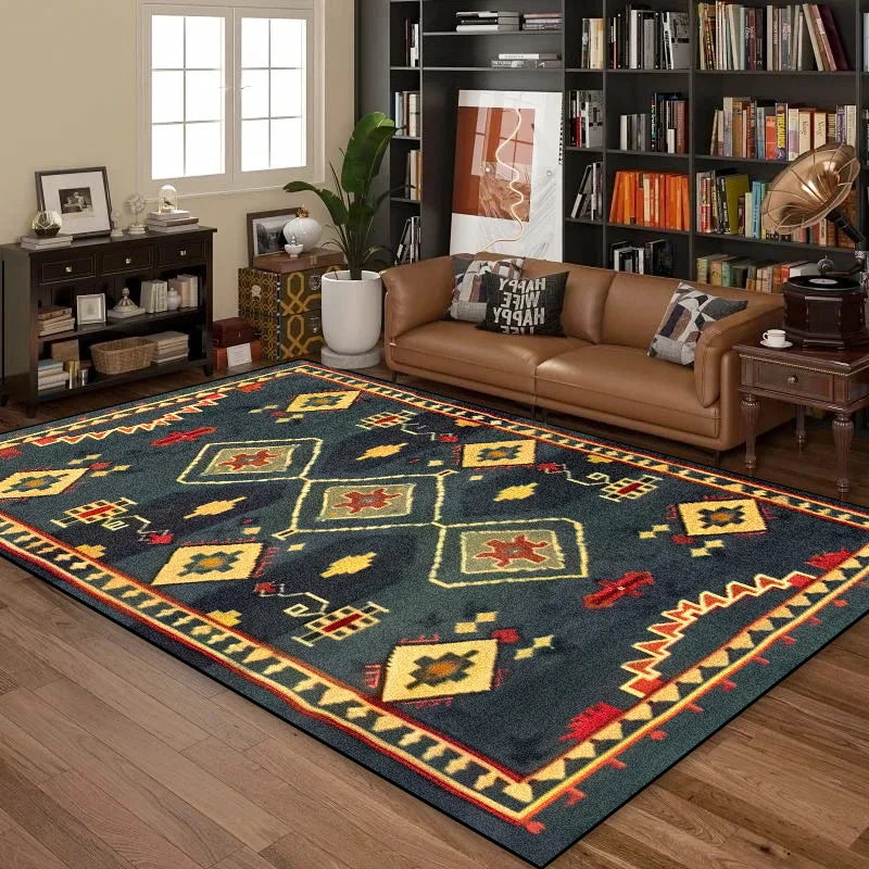 Ce tapis décoratif présente des motifs géométriques colorés et dynamiques sur un fond sombre, créant une ambiance chaleureuse et moderne dans cette pièce de vie.
