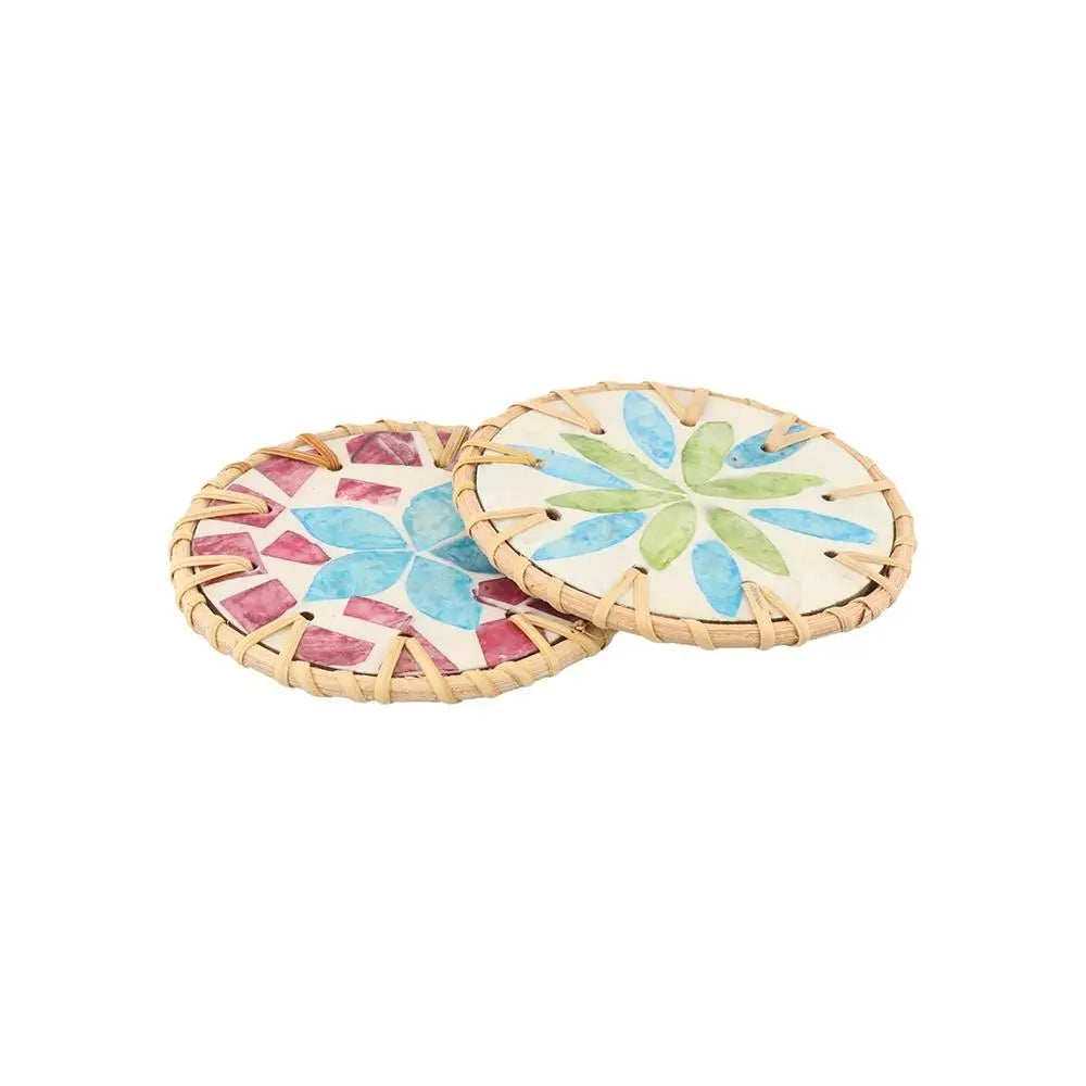 tapis tasse bohème motifs floraux assiettes décoratives cercles colorés bord marron tresse artisanal table