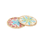 tapis tasse bohème motifs floraux assiettes décoratives cercles colorés bord marron tresse artisanal table