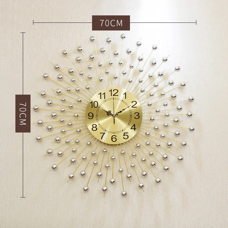 horloge murale moderne or sphères métalliques rayonnantes cadran lisse aiguilles noires salon déco