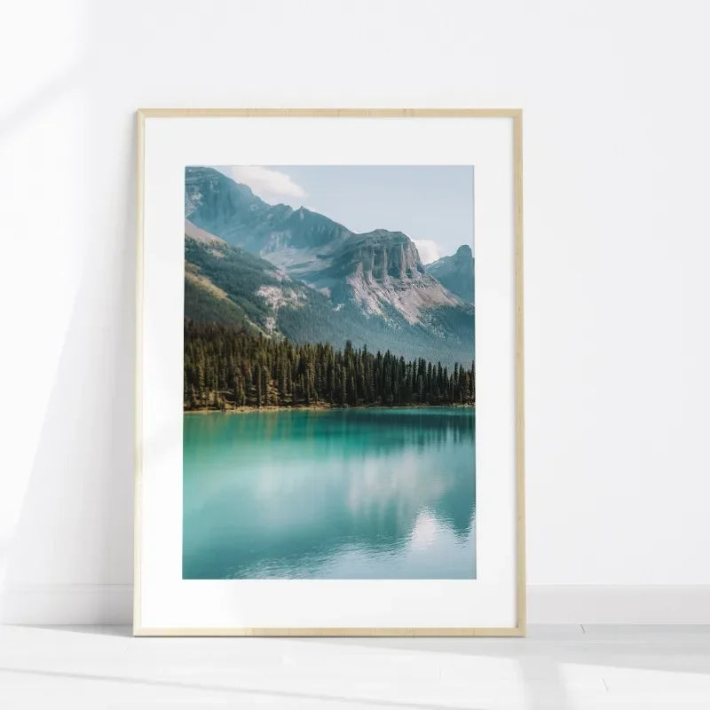 paysage montagneux lac arbres ciel nuageux décoration maison affiche photographie naturelle bleu clair vert