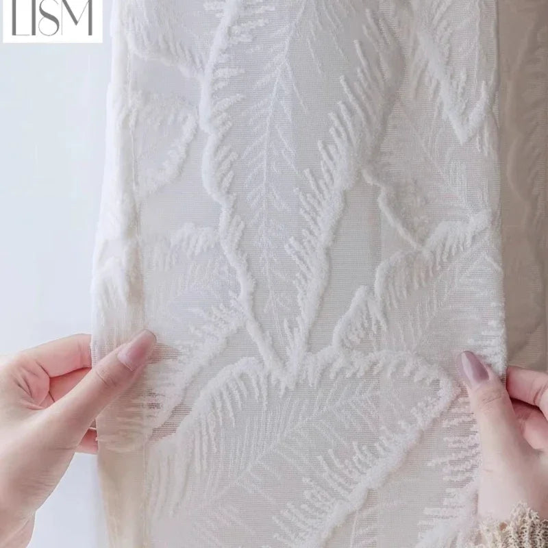 Rideau blanc installé sur une fenêtre plate avec lumière naturelle filtrée