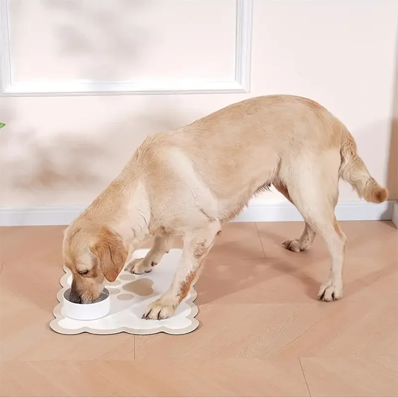 tapis anti dérapant imperméable adhésif blanc beige imprimé pattes chien moderne deux bols