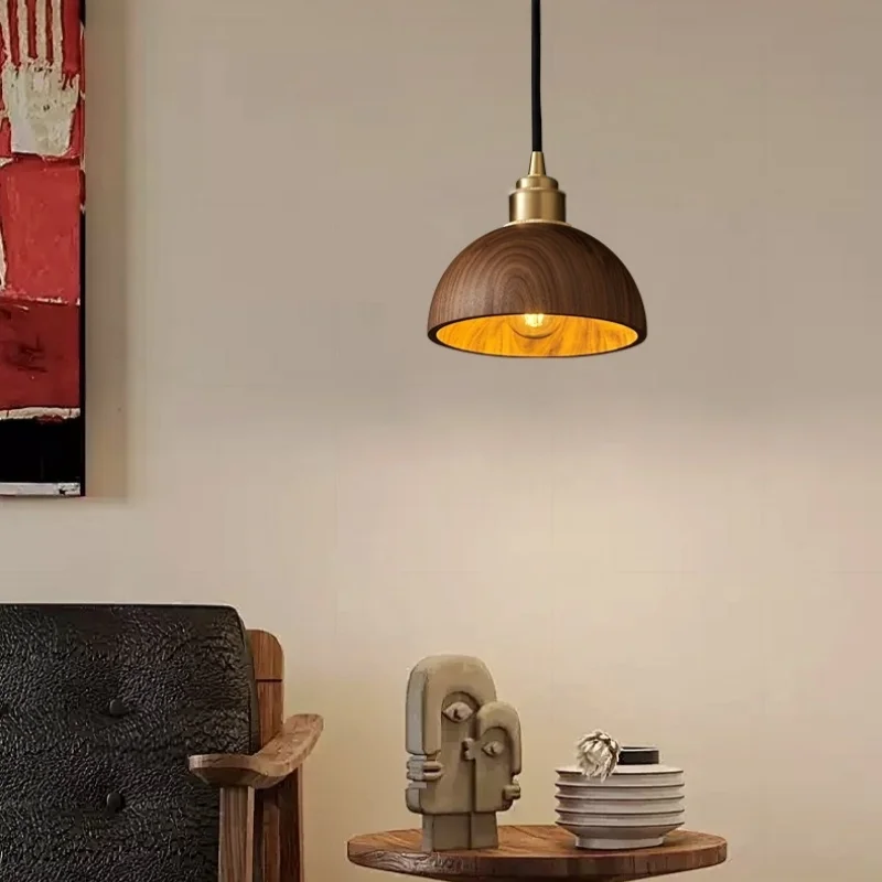 Lampe de chevet bois suspendue LED blanche au-dessus d'une table à manger
