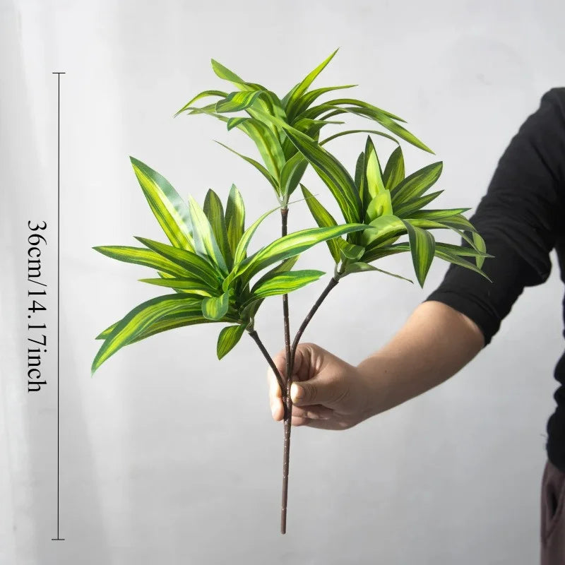 plantes artificielles feuilles striées pot texturé décoration intérieure moderne vert jaune marron gravier