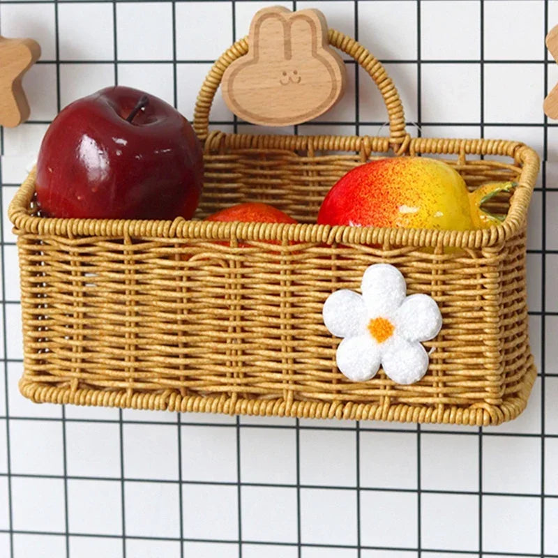 panier suspendu tressé osier rustique beige blanc orange rouge pommes fleurs décoration farmhouse
