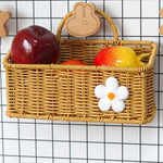 panier suspendu tressé osier rustique beige blanc orange rouge pommes fleurs décoration farmhouse