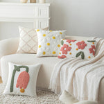 Vue de face du coussin tufté fleurs géométrique beige