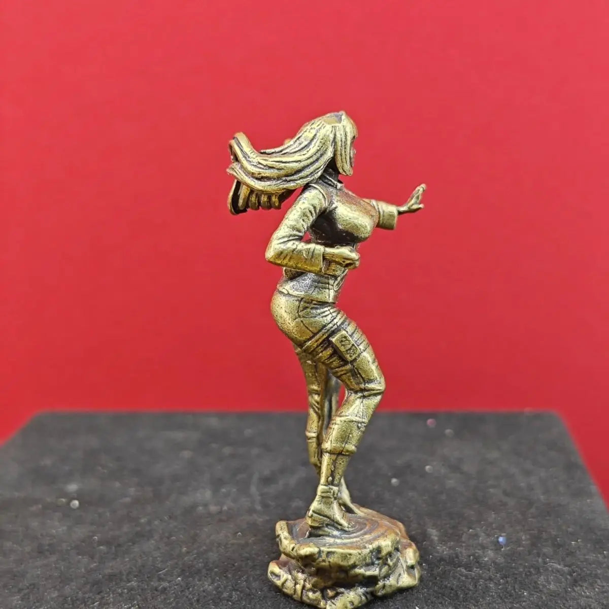 statue féminine bronze doré pose dynamique manga figurine détaillée socle rocheux comparaison taille pièce