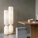 lampe sol moderne blanche tissu rayures verticales cylindrique salon chambre intérieur chic