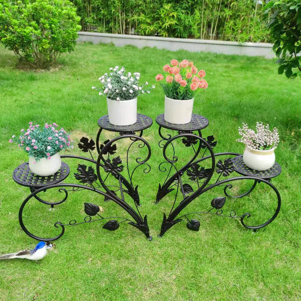 meuble plante métal noir niveaux feuilles stylisées art nouveau pots blancs arrosoir bleu balcon