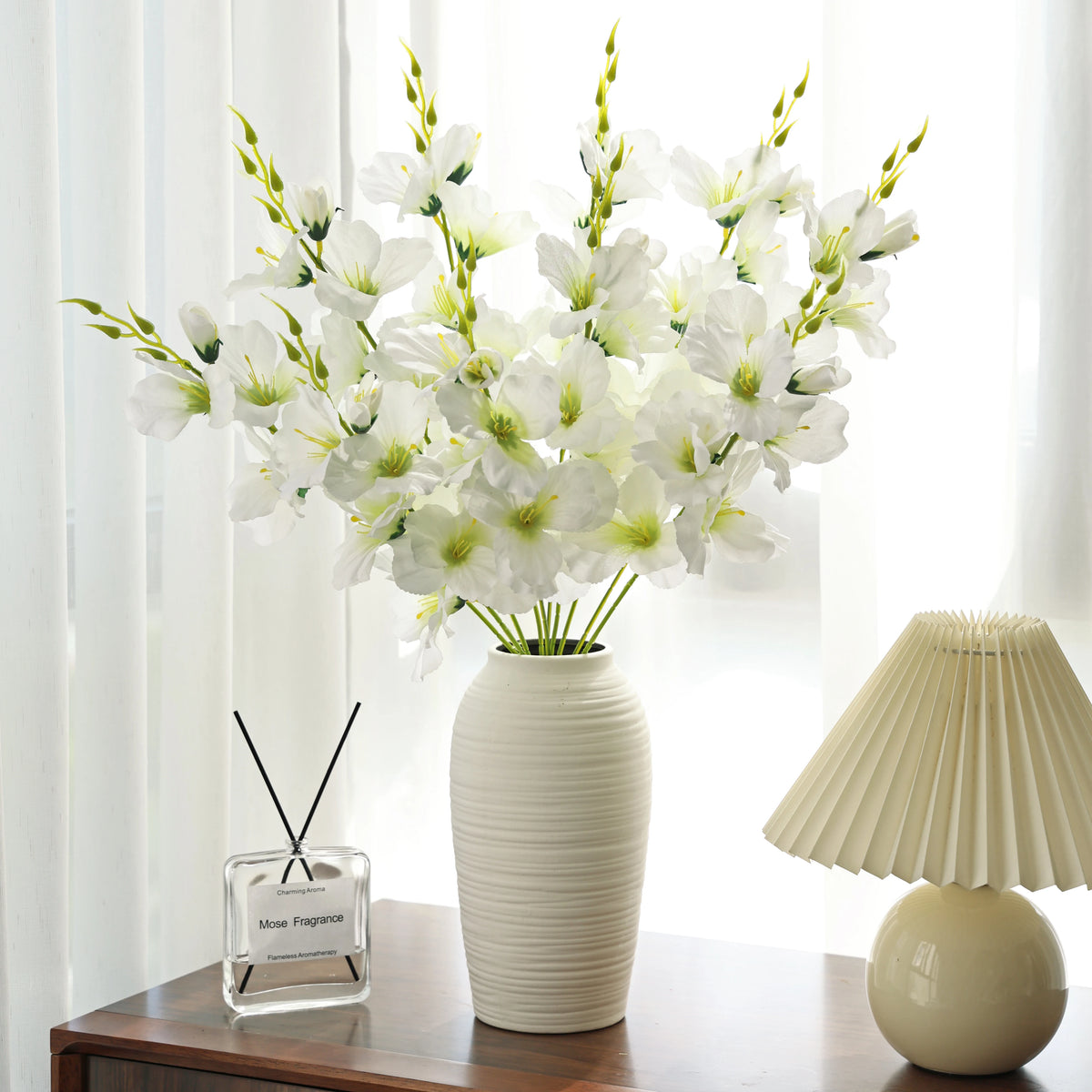 décoration intérieure moderne bouquet artificielle violet blanc orange jaune bleuclair minimaliste vase lampe diffuseur