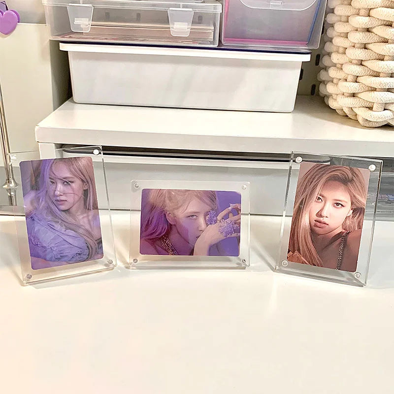Cadre pour Polaroid et cartes dans un bureau moderne