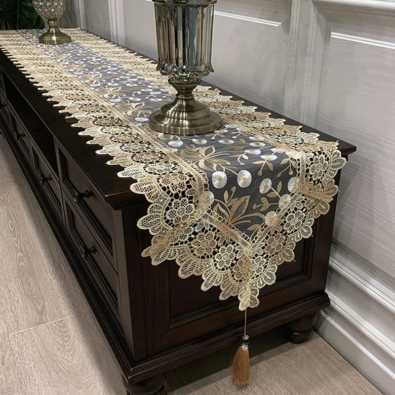 chemin table dentelle broderie fleurs pompon beige noir décor classique élégant maison