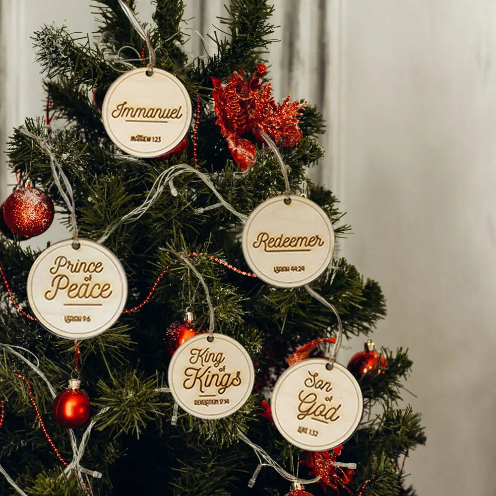 Décoration de sapin avec boules gravées en suspension